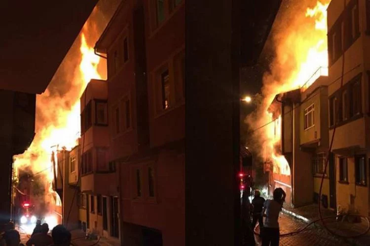 Bursa'da tarihi ev alev alev yandı!