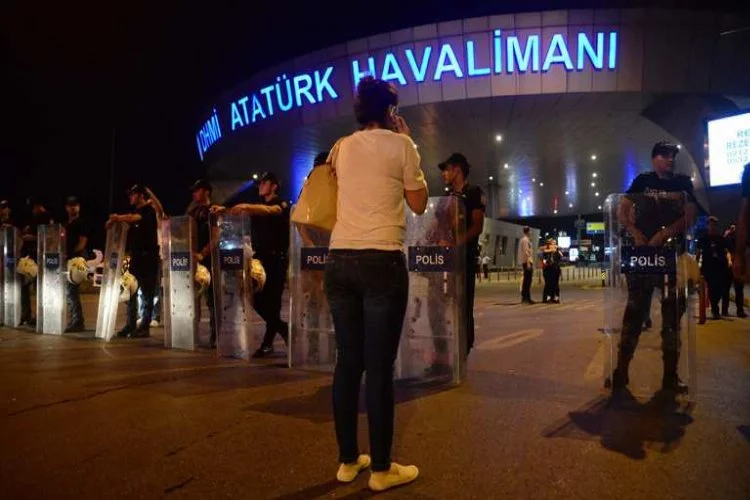 Atatürk Havalimanı önünde endişeli bekleyiş