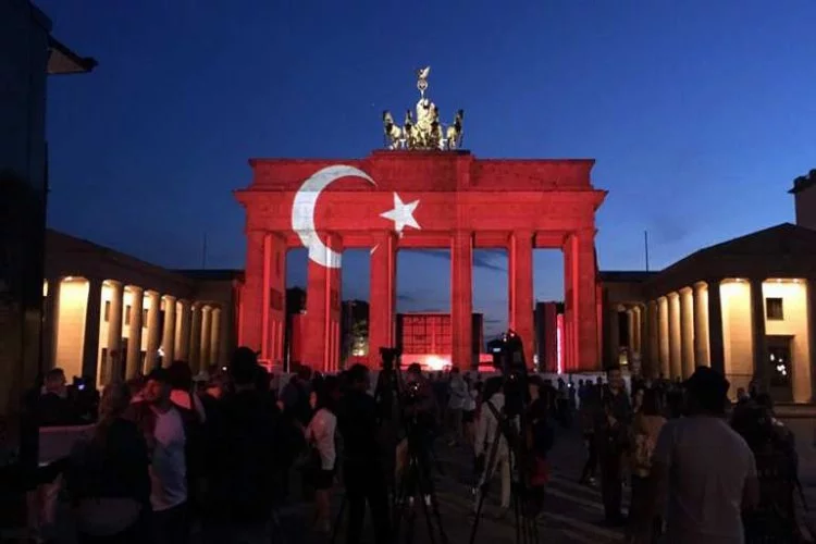 Almanlar, Türk bayrağıyla terörü kınadı