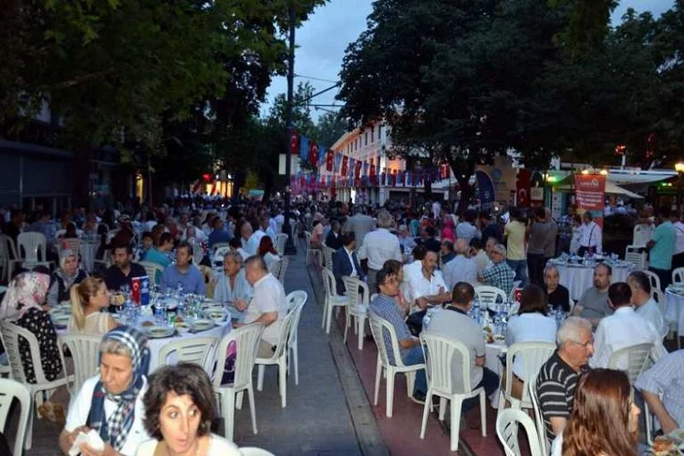 Bursa'da tarihi caddede 12 bin kişilik iftar