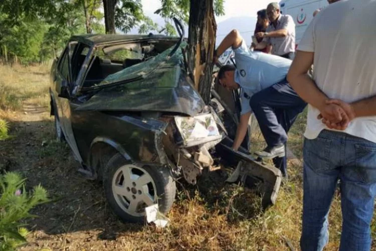 Bursa'da ağaca çarpan otomobilde ölümden döndü