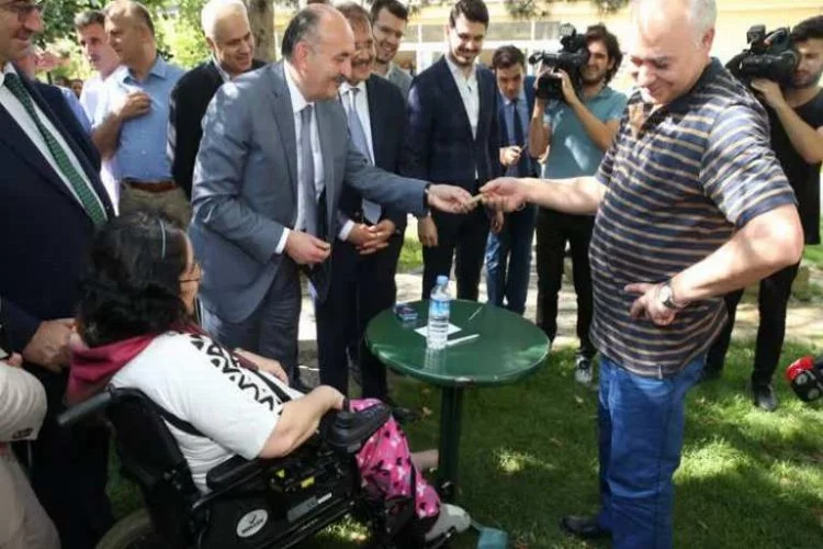 Müezzinoğlu Bursa'da vatandaşın sigara paketini aldı