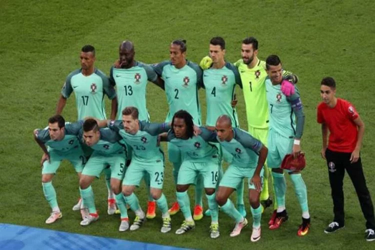 Ronaldo hayranı genç takım fotoğrafına girdi