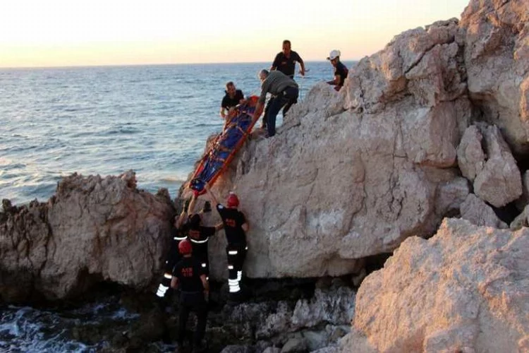 Alabora olan teknedeki 5 kişiden 1'i boğularak öldü