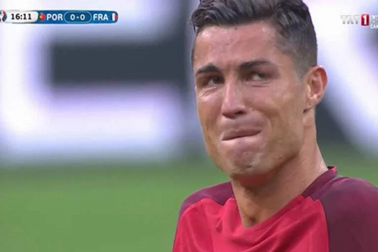 Ronaldo gözyaşları içinde sahayı terk etti