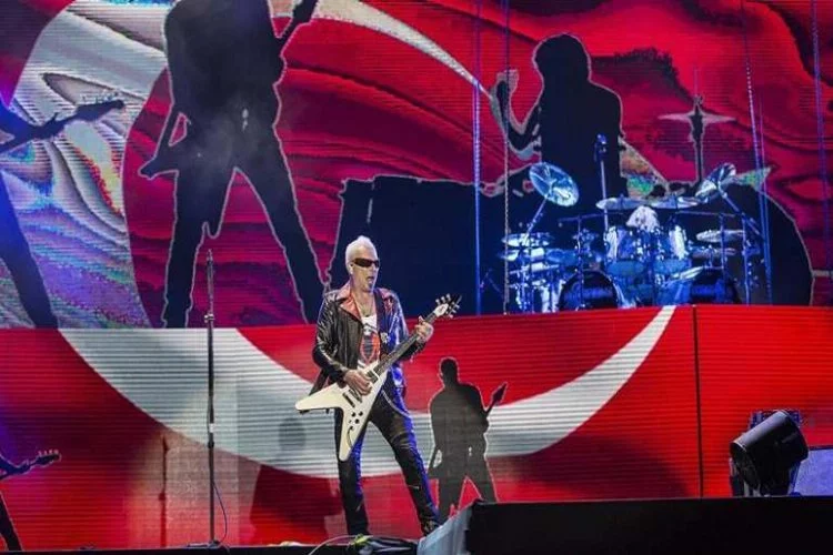 Scorpions Türk bayrağı önünde konser verdi