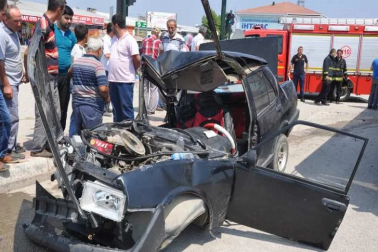 Bursa'da feci kaza! Kağıt gibi ezildi