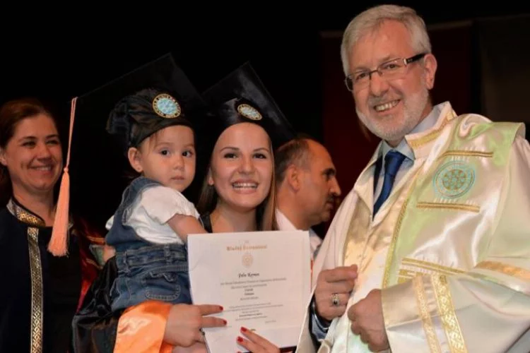 Diplomasını kızıyla aldı