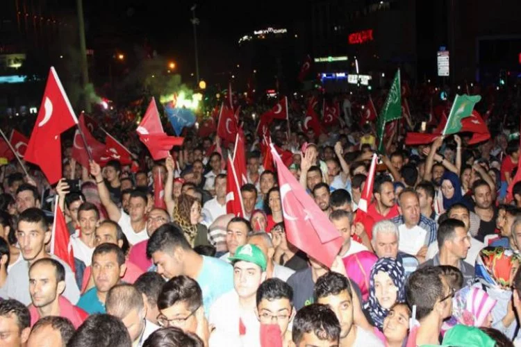 Bursa'da on binler meydanlara indi