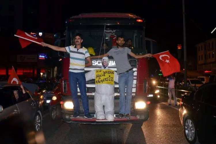 Bursa'da demokrasi nöbetinde ilginç görüntü