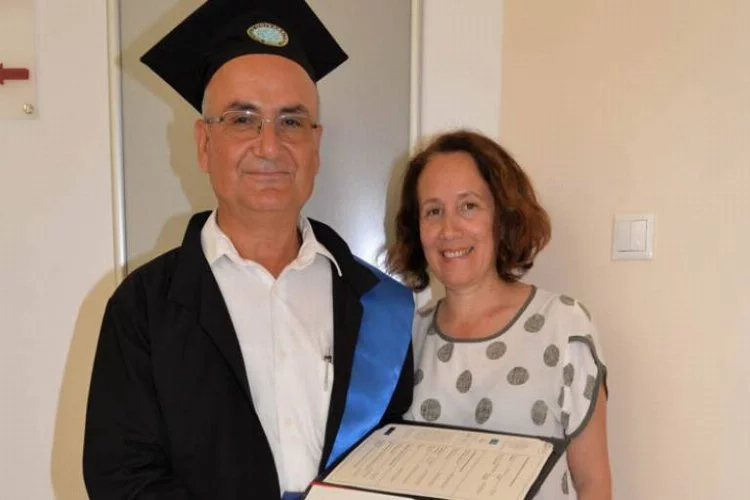 53 yaşında Uludağ Üniversitesi'ni birincilikle bitirdi