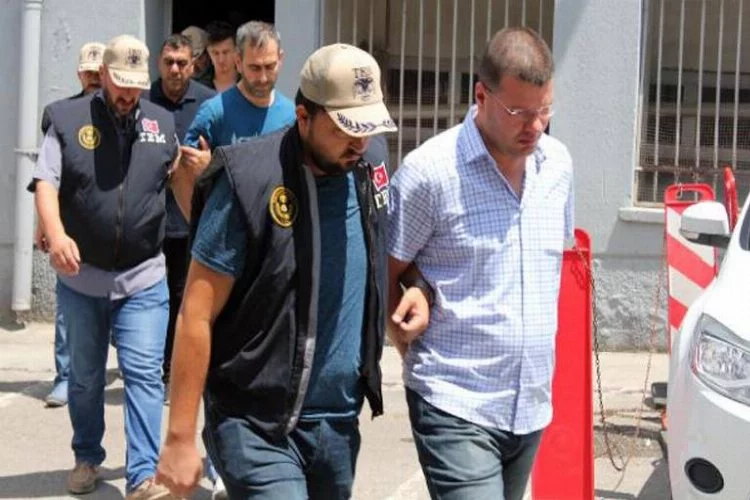 Bursa'da 4'ü polis 5 kişi tutuklandı