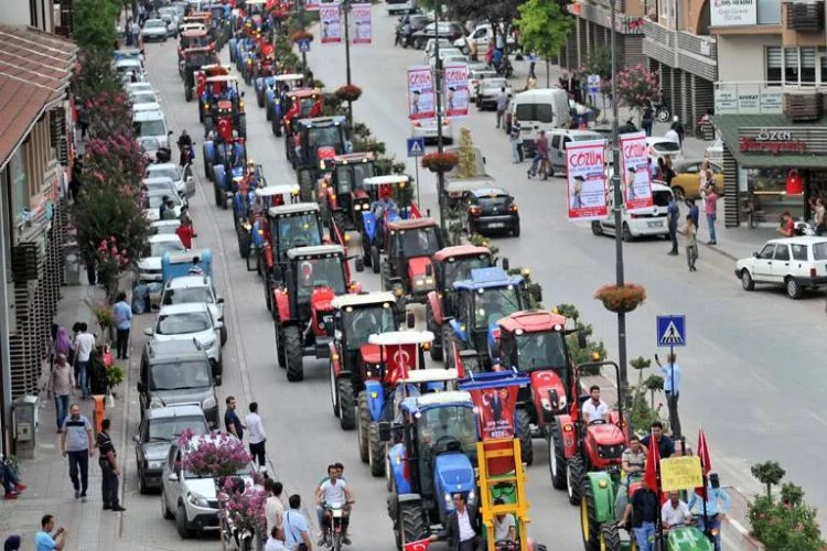 Bursa'da darbe girişimine traktörlü protesto