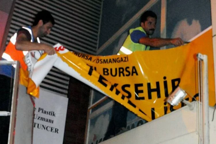 Bursa'da kapatılan okulların tabelaları söküldü