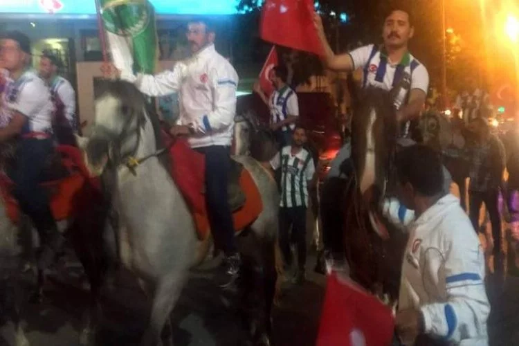 Bursa'da cirit atları demokrasi için yürüdü 