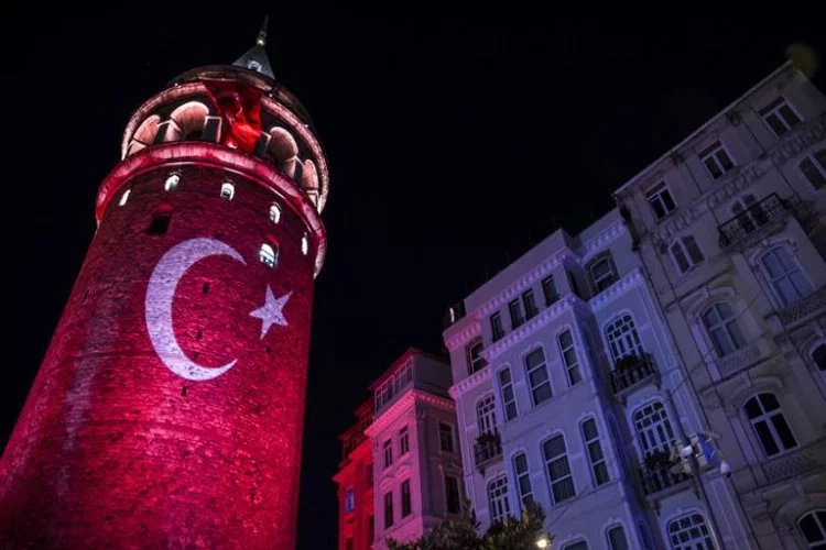 Galata Kulesi'ne Türk bayrağı yansıtıldı