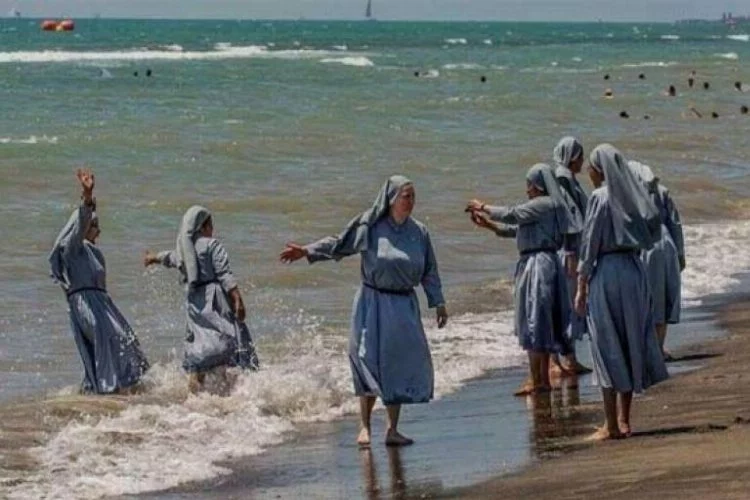 İmam denize giren rahibeleri paylaşınca...