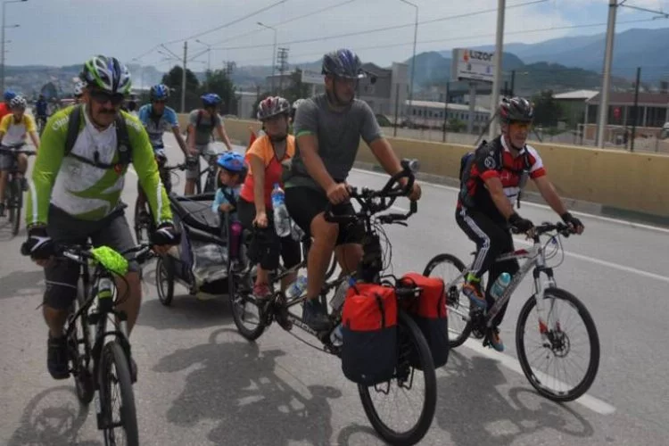 Bisiklet tutkunu aile bin kilometre pedal çevirdi