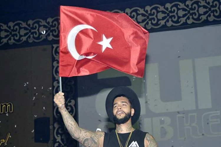 Türkiye'yi eleştirdi, ay-yıldızlı bayrakla konser verdi