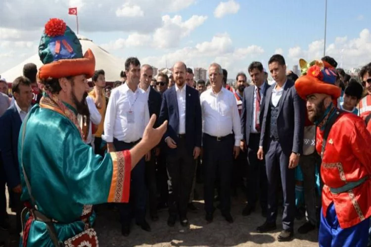 Bilal Erdoğan'ı Hacivat ile Karagöz karşıladı