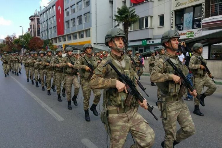 Bursa'daki 30 Ağustos kutlamalarında askere büyük ilgi