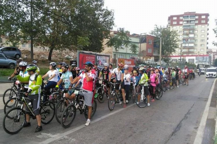 Bursalı bisikletçilerden Zafer Bayramı turu