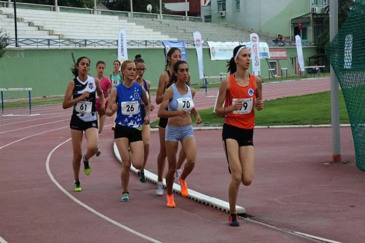 Büyükşehir'in genç atletleri Türkiye üçüncüsü