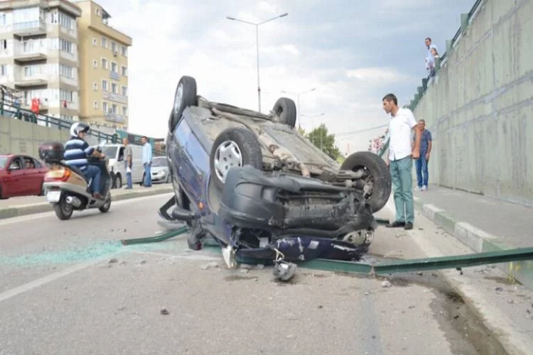 Bursa'da otomobil köprüden uçtu