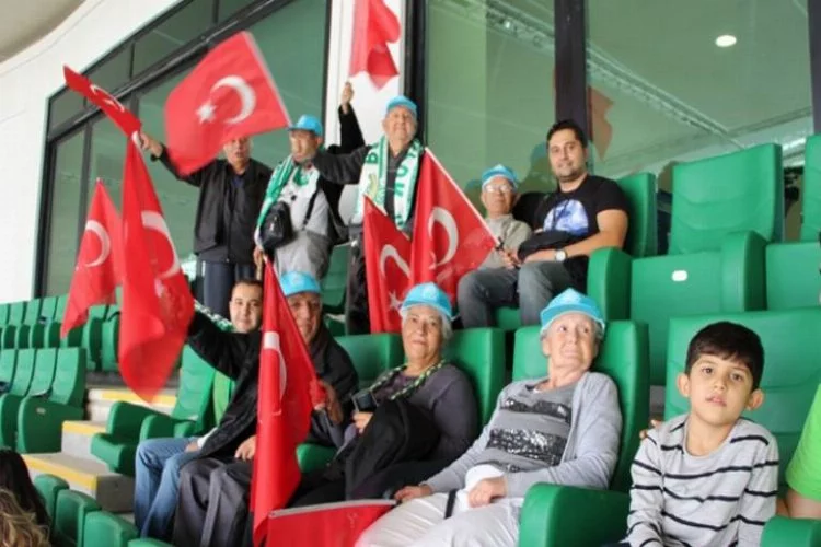 Huzurevi sakinlerinin Bursaspor maçı keyfi