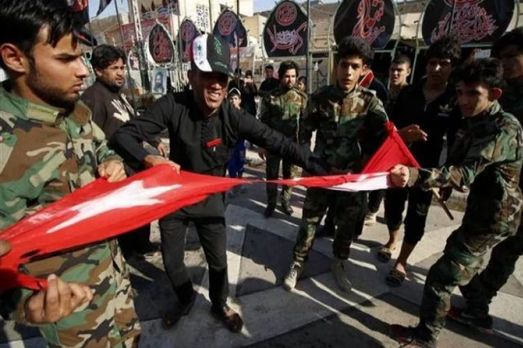 Irak'ta çirkin protesto! Türk bayrağını yırtıp...