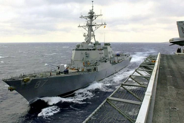 ABD'nin savaş gemisilerine füzeli saldırı