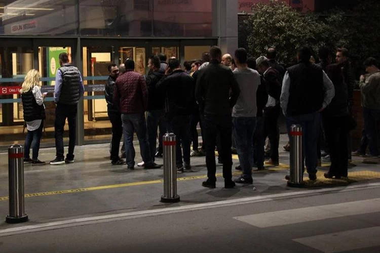 Bursa'da gece yarısı iPhone 7 kuyruğu!