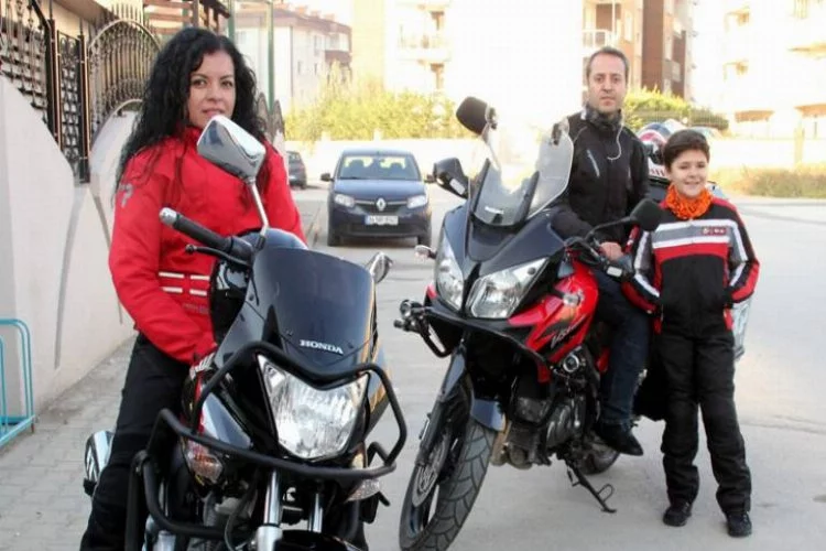 Bursa'da motosiklet tutkunu öğretmen çift her gün...