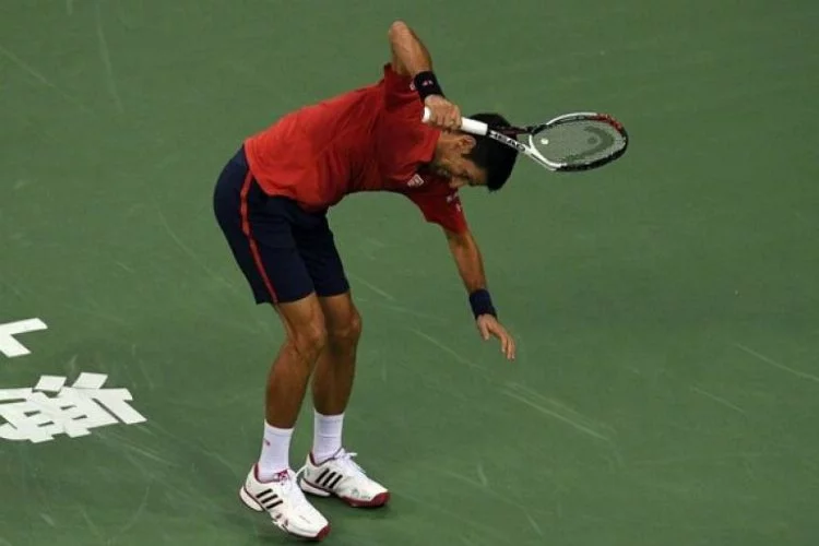 Djokovic çıldırdı! Raketi yerden yere vurdu