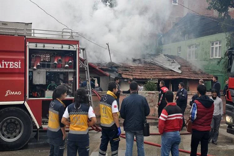 Bursa'da elektrikli ısıtıcı 2 ahşap evi küle çevirdi