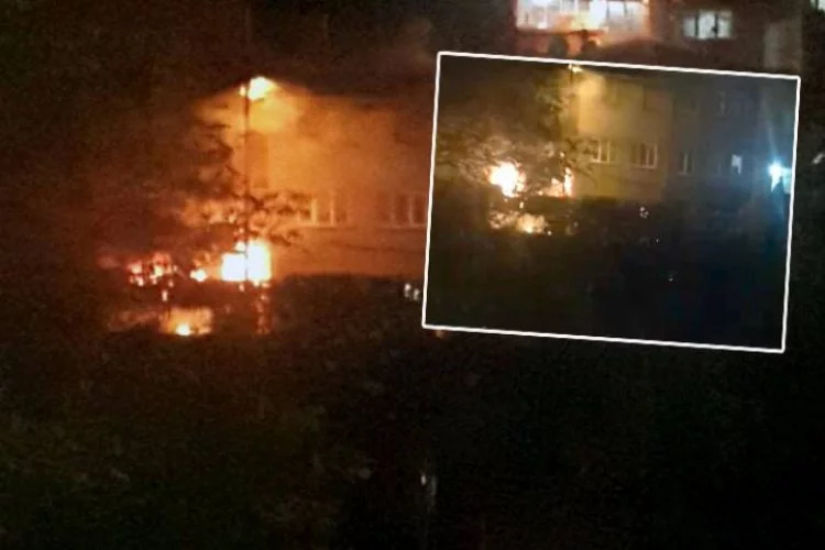 Bursa'da ahşap bina alev alev yandı