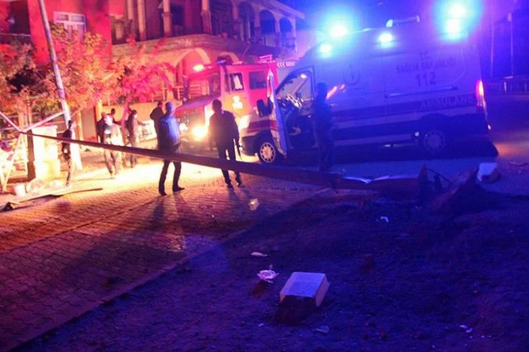 Bingöl’de zırhlı polis aracına saldırı: 1 şehit, 6’sı polis, 20 yaralı