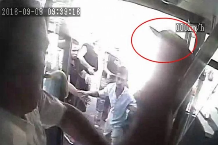 Metrobüs şoförü yolculara bıçakla saldırdı