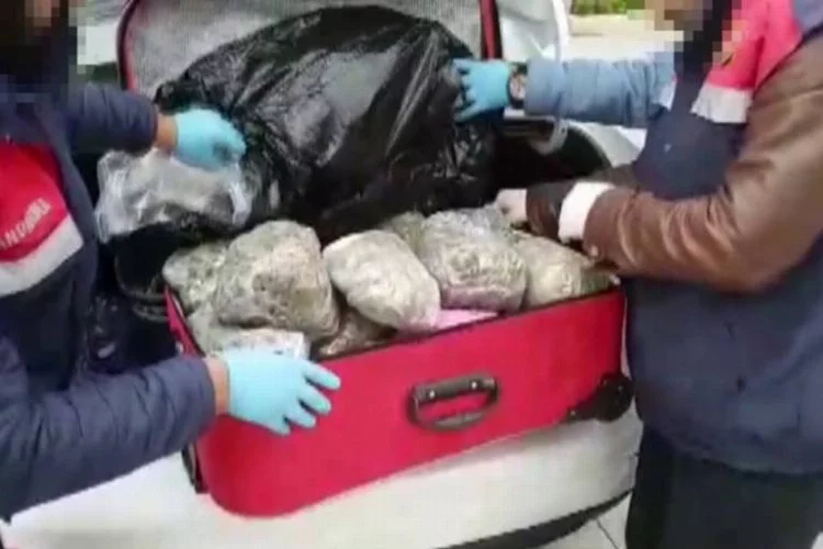 Otomobil bagajında 13 kilo uyuşturucu 