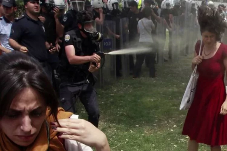 Kırmızılı kadına gaz sıkan polis için FETÖ başvurusu
