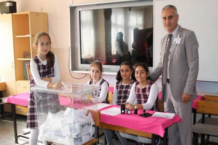 Bursa'da ilköğretim okulunda demokrasi yarışı