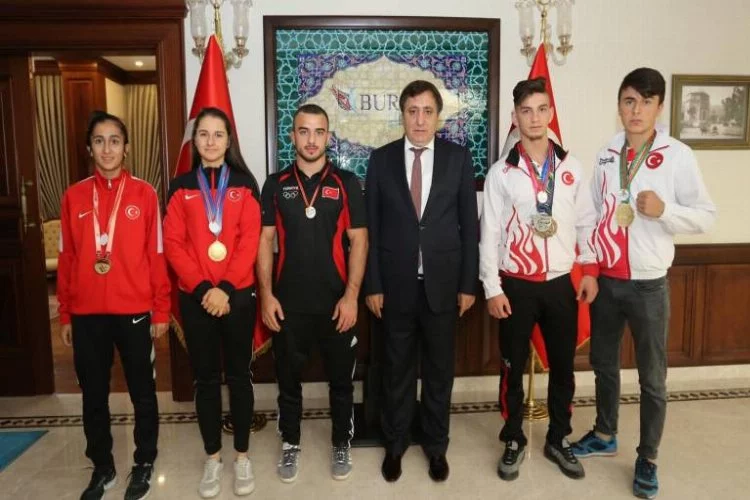 Bursa Valisi İzzettin Küçük, şampiyonları kutladı