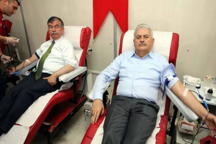 Başbakan Yıldırım kan verme kampanyasına katıldı