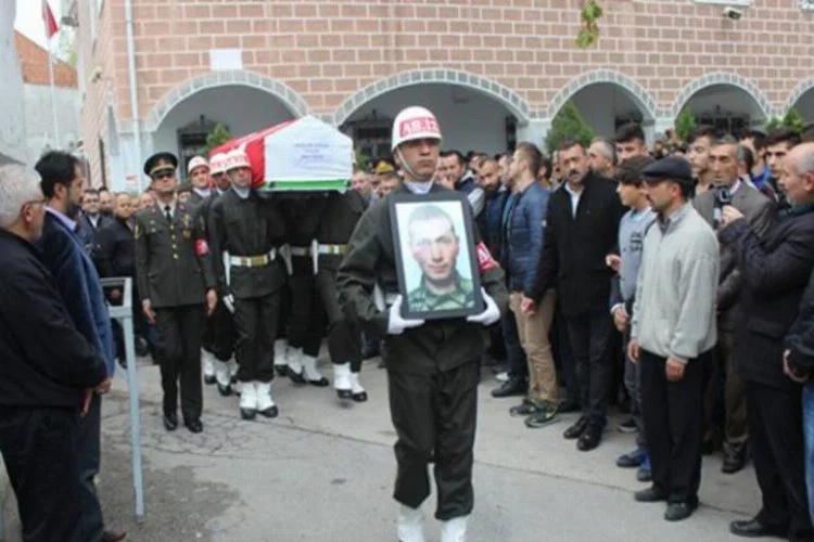 Kazada ölen gence askeri tören