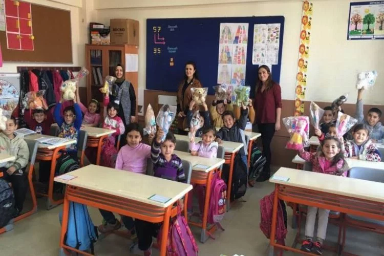 Bursa'da köy çocuklarına kitap ve oyuncak