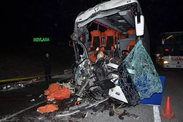 Bursa plakalı yolcu otobüsü TIR'la çarpıştı