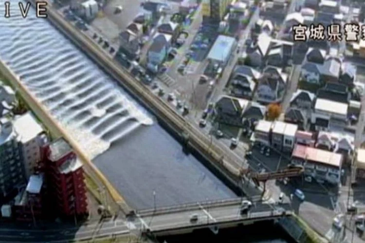 Depremden sonra tsunami vurdu!