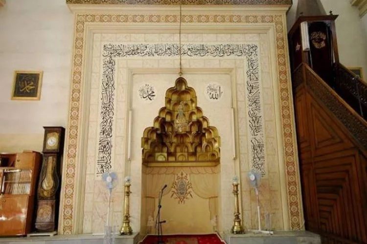 Bursa'da 648 yıllık camiden tarihi saati göz göre çalındı
