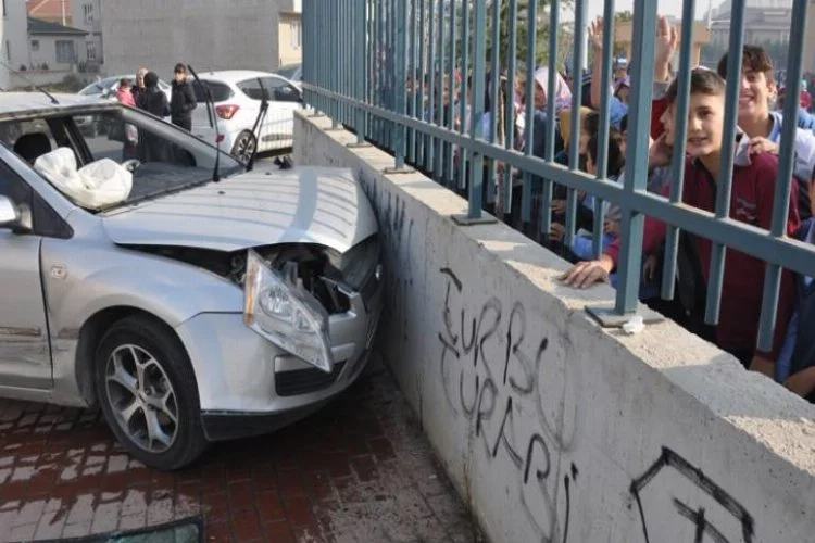Bursa'da okul önünde feci kaza