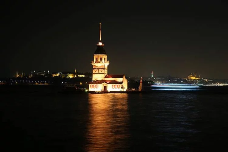 İstanbul'un simgeleri turuncu renge büründü